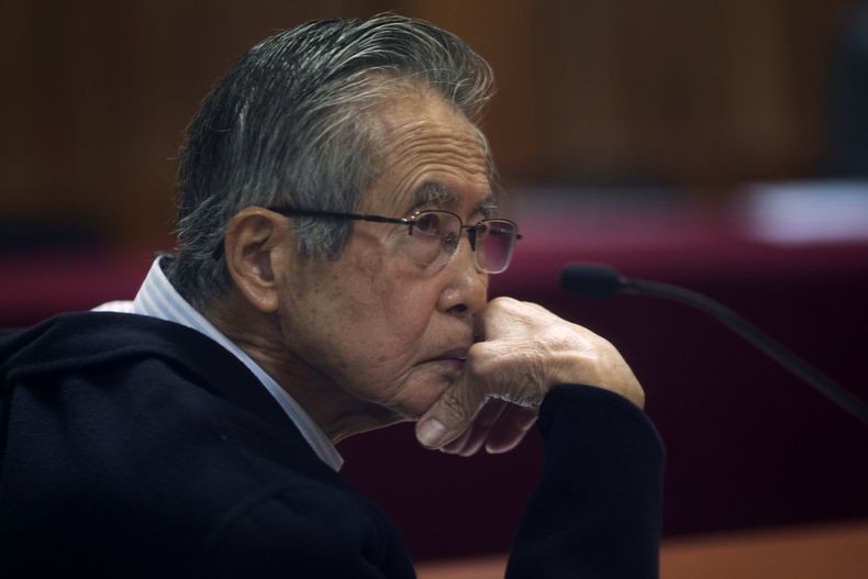 ARCHIVO - El expresidente de Perú Alberto Fujimori, que está en prisión, fotografiado a través de un cristal, asiste a su juicio en una sede policial en las afueras de Lima, Perú, el 28 de junio de 2016. Su hija, Keiko Fujimori, informó el miércoles 11 de septiembre de 2024 que el exmandatario falleció de cáncer a los 86 años. (AP Foto/Martín Mejía, Archivo)