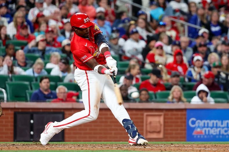Jordan Walker, de los Cardenales de San Luis, batea un doblete productor de dos carreras durante la séptima entrada del juego de béisbol de Grandes Ligas contra los Dodgers de Los Ángeles, el viernes 1 de mayo de 2026, en San Luis. (AP Foto/Scott Kane)