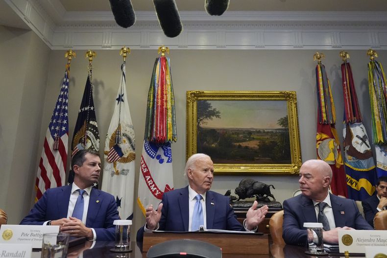 El presidente Joe Biden habla durante una sesión informativa sobre la respuesta del gobierno al huracán Helene en la Sala Roosevelt de la Casa Blanca en Washington, el martes 1 de octubre de 2024, mientras el secretario de Transporte Pete Buttigieg, a la izquierda, y el secretario de Seguridad Nacional Alejandro Mayorkas, a la derecha, observan. (AP Foto/Mark Schiefelbein)