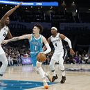 Ball y Hornets derrotan a Spurs, que hilan 14 tropiezos