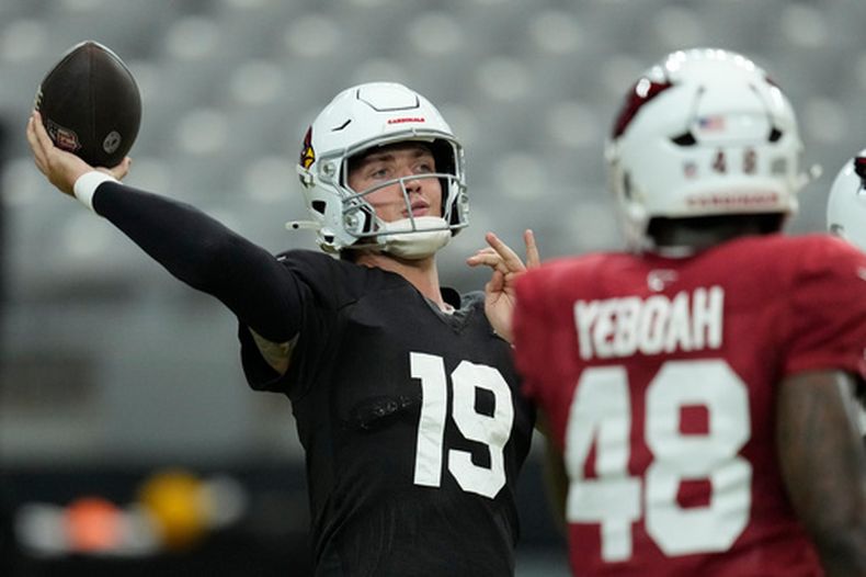 Carson Beck, quarterback de los Cardinals de Arizona, lanza un pase en una práctica el domingo 2 de agosto de 2026 (AP Foto/Ross D. Franklin)