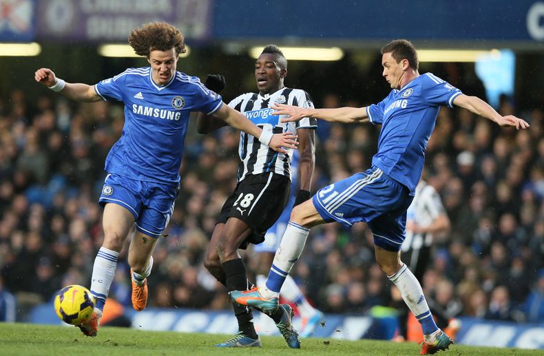 El jugador de Chelsea y la selecci&oacute;n brasile&ntilde;a, David Luiz, izquierda, controla el bal&oacute;n en un partido contra Newcastle el s&aacute;bado, 8 de febrero de 2014, en Londres.  (AP Photo/Alastair Grant)