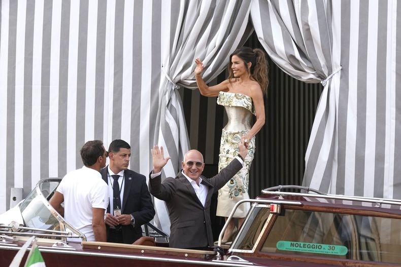 Jeff Bezos, centro a la izquierda, y Lauren Sanchez, en el centro a la derecha, salen de un hotel para su recepción previa a su boda, en Venecia, Italia, el jueves 26 de junio de 2025. (Foto AP/Luca Bruno)