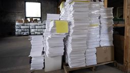 Montones de papel demasiado grueso para el equipo electoral del condado de Luzerne se ven en el almacén del condado en Wilkes-Barre, Pensilvania, el miércoles 13 de septiembre de 2023. (AP Foto/Sait Serkan Gurbuz)