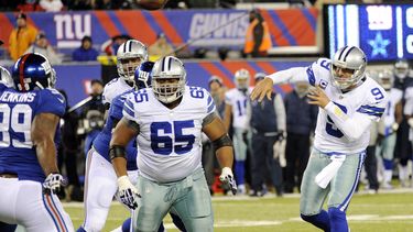 americateve | El quarterback Tony Romo (9), de los Cowboys de Dallas, lanza un pase para anotaci&oacute;n contra los Giants de Nueva York, durante la segunda mitad del juego del domingo 24 de noviembre de 2013, en East Rutherford, Nueva Jersey. (Foto AP/Bill Kostroun)