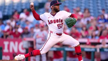El dominicano Walbert Ureña, de los Angelinos de Los Ángeles, hace un lanzamiento en el juego del martes 21 de julio de 2026 ante los Cardenales de San Luis (AP Foto/Mark J. Terrill)