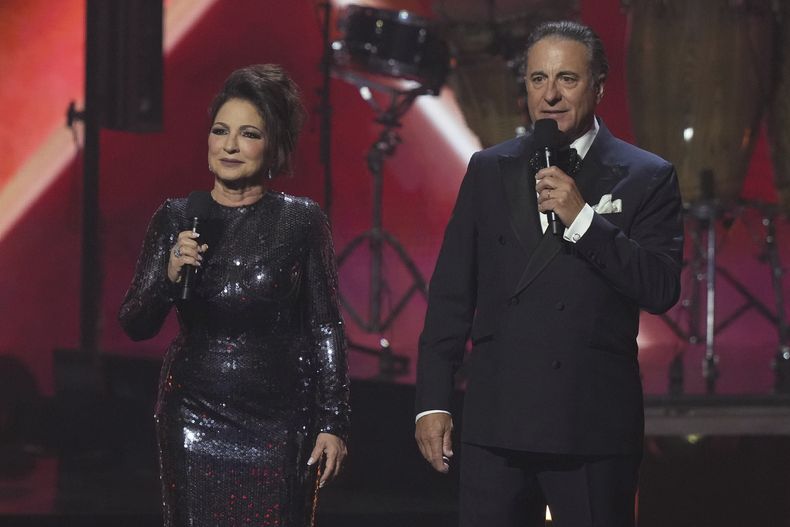 Gloria Estefan y Andy Garcia hablan durante la ceremonia del Latin Grammy el jueves 14 de noviembre de 2024, en Miami. (Foto AP/Lynne Sladky)