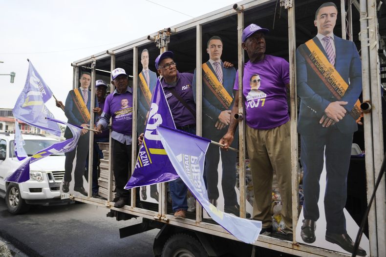 Partidarios del candidato presidencial Daniel Noboa se preparan para su mitin de cierre de campaña en Guayaquil, Ecuador, el jueves 10 de abril de 2025. Los ecuatorianos acuden a las urnas el 13 de abril para elegir a un nuevo presidente. (Foto AP/Fernando Vergara)