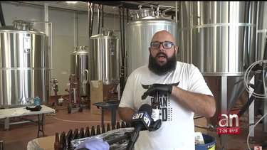 cerveceria de hialeah hace desinfectante de manos en botellas de cerveza