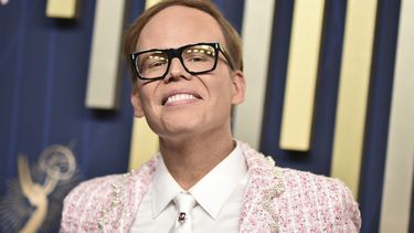 Jeff Hiller llega a la 77.ª edición de los Premios Emmy el domingo 14 de septiembre de 2025 en el Teatro Peacock de Los Ángeles. (Foto Richard Shotwell/Invision/AP)