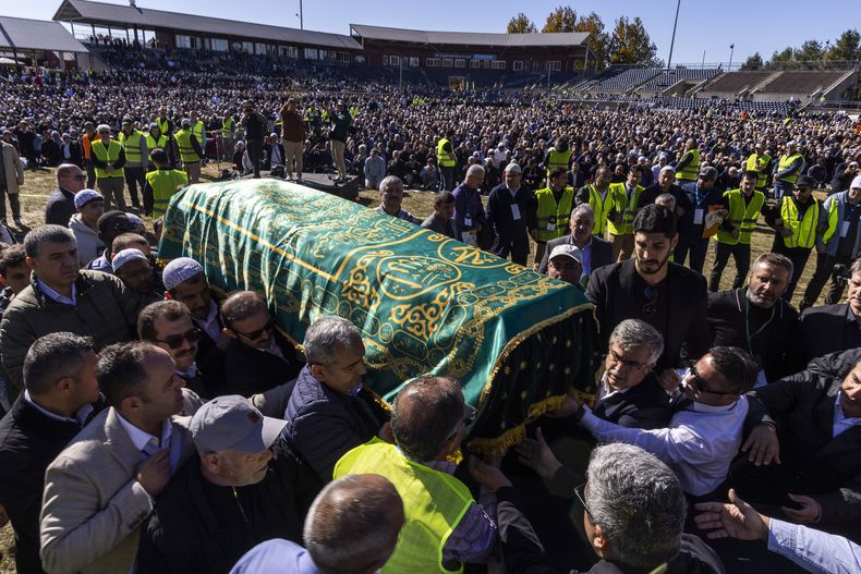 Dolientes cargan el féretro de Fethullah Gülen, un influyente líder espiritual y erudito islámico turco que murió esta semana, autoexiliado en Estados Unidos, en una ceremonia funeral de oración, el jueves 24 de octubre de 2024, en Augusta, Nueva Jersey. (AP Foto/Eduardo Munoz Alvarez)