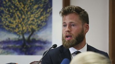 ARCHIVO - Owen Shroyer, presentador y periodista del sitio de teorías conspirativas InfoWars, declara en un juicio por difamación al dueño del sitio Alex Jones, 29 de julio de 2022 en Austin, Texas. El presentador de Infowars, Owen Shroyer, difusor de denuncias infundadas de fraude electoral en 2020, se declaró culpable el viernes 23 de junio de 2023 de sumarse a la turba de seguidores del presidente Donald Trump que asaltaron el Capitolio. (Briana Sanchez/Austin American-Statesman via AP, Pool, File)