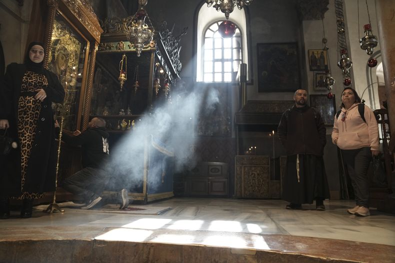 Los fieles visitan la Iglesia de la Natividad, donde los cristianos creen que nació Jesucristo, antes de Navidad en la ciudad cisjordana de Belén, martes 17 de diciembre de 2024. (AP foto/Mahmoud Illean)