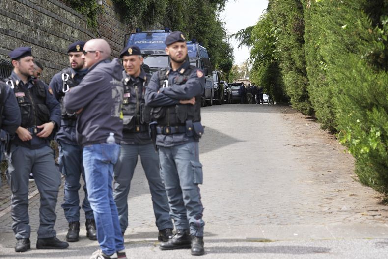 La presencia policial afuera de la embajada de Omán en Roma, donde tuvieron lugar conversaciones en torno al programa nuclear iraní, el 19 de abril del 2025. (AP foto/Andrew Medichini)
