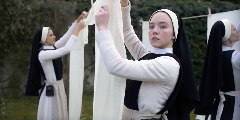 En esta imagen proporcionada por Neon, Sydney Sweeney en una escena de la película Immaculate. (Neon vía AP)