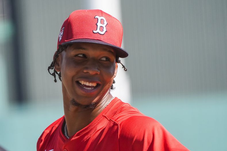 En foto del jueves 15 de febrero del 2024, el dominicano Brayan Bello de los Medias Rojas de Boston abandona el terreno después de una práctica de pretemporada en Fort Myers, Florida. El jueves 7 de marzo del 2024, Bello firma contrato de seis años y 55 millones de dólares con Medias Rojas. (AP Foto/Gerald Herbert)
