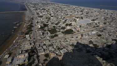 Esta toma desde una colina, captada el lunes 13 de enero de 2025, muestra la ciudad de Gwadar, Pakistán. (AP Foto/Anjum Naveed)