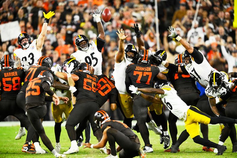 Andre Szmyt, pateador, de los Browns de Cleveland, convierte el gol de campo de la victoria sobre los Steelers de Pittsburgh el jueves 1 de octubre de 2026 (AP Foto/David Richard)