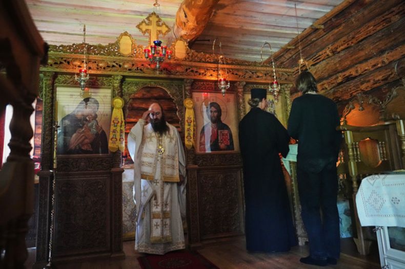 El obispo Damaskinos, al centro, izquierda, ora durante la Divina Liturgia en la capilla del recién fundado Monasterio Ortodoxo Kirikla, en el poblado de Pihali, Estonia, el 4 de julio de 2026. (AP Foto/Sergei Grits)