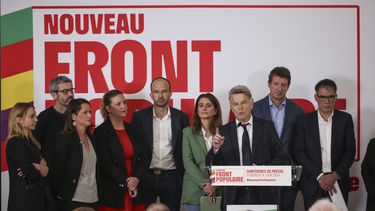 El secretario nacional del Partido Comunista, Fabien Roussel, gesticula durante una conferencia de prensa, rodeado por los líderes de una coalición de izquierdas que se presentará a las elecciones generales anticipadas en Francia, en París, el 14 de junio de 2024. (AP Foto/Thomas Padilla)
