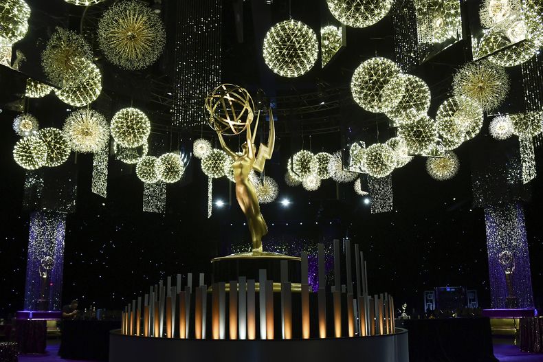 Una estatua de un Emmy aparece en el escenario durante el despliegue de la alfombra roja de la 77.ª edición de los Premios Primetime Emmy, el jueves 11 de septiembre de 2025, en Los Ángeles. (Foto Richard Shotwell/Invision/AP)