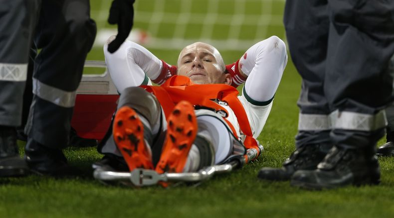 El extremo holand&eacute;s Arjen Robben, del Bayern Munich, es retirado del campo en camilla tras una entrada brusca en su contra en la que lo lesionaron de la rodilla derecha en el partido contra FC Augsburgo en Augsburgo, Alemania, el mi&eacute;rcoles 4
