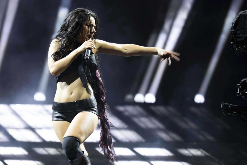 Charli xcx actúa durante el Festival de Glastonbury en Worthy Farm, Somerset, Inglaterra, el sábado 28 de junio de 2025. (Scott A Garfitt/Invision/AP)
