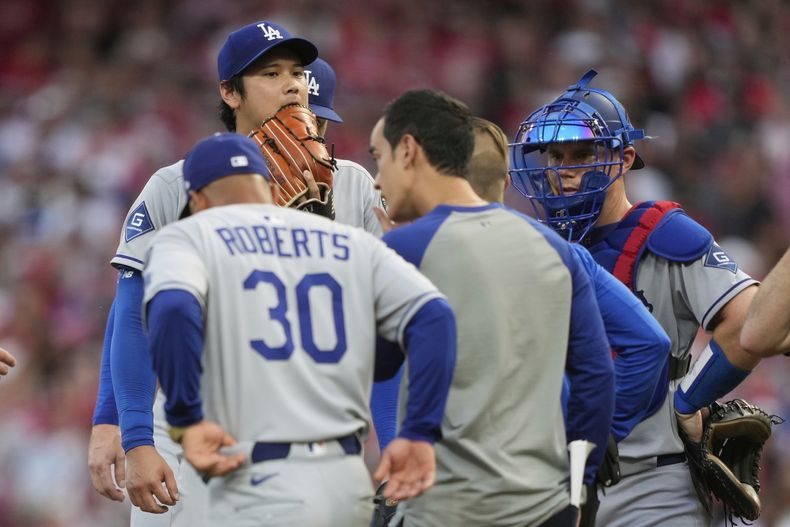 Shohei Ohtani de los Dodgers de Los Ángeles es retirado del juego durante la cuarta entrada de un partido de béisbol contra los Rojos de Cincinnati el miércoles 30 de julio de 2025, en Cincinnati. (AP Photo/Carolyn Kaster)