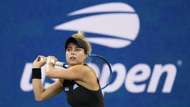Renata Zarazúa devuelve ante Caroline Wozniacki durante la segunda ronda del Abierto de Estados Unidos, el jueves 29 de agosto de 2024, en Nueva York. (AP Foto/Frank Franklin II)