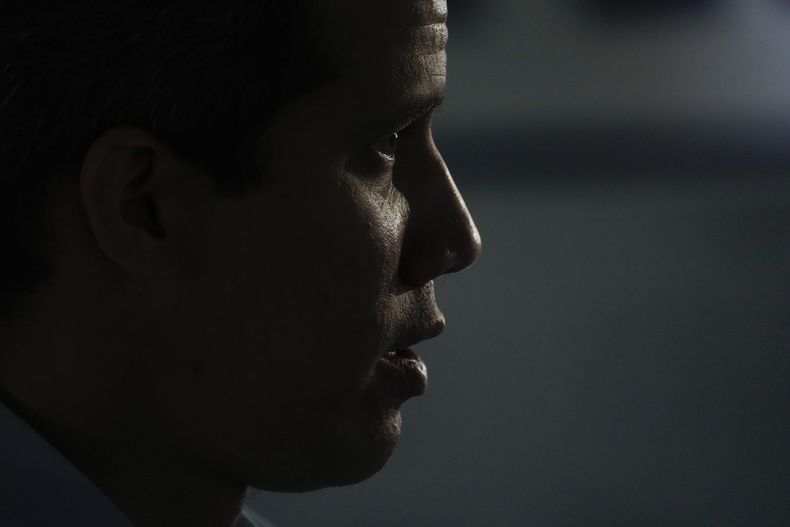 ARCHIVO - El líder opositor Juan Guaidó habla durante una entrevista con The Associated Press en Caracas, Venezuela, el jueves 10 de febrero de 2022. Guaidó, el autoproclamado presidente en funciones de Venezuela, salió del país a finales de abril de 2023, lo que le deja fuera de las primarias de la oposición en octubre de 2023, cuando la oposición elegirá a un candidato único para enfrentarse al presidente, Nicolás Maduro.. (AP Foto/Ariana Cubillos, Archivo)