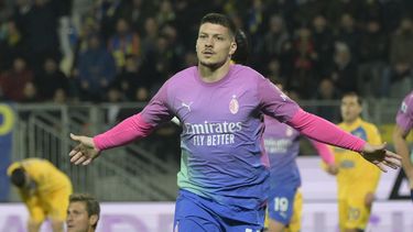 Luka Jovic del AC Milan celebra tras anotar el gol de la victoria de su equipo en el encuentro ante el Frosinone en la Serie A el sábado 3 de febrero del 2024. (Alessandro Garofalo/LaPresse via AP)