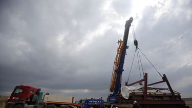 americateve | Una gr&uacute;a levanta un esqueleto completo de un mamut en Kostolac, Serbia, el 11 de abril del 2014. Un grupo de arque&oacute;logos serbios utilizaron maquinaria pesada para remover el esqueleto del animal  hembra de un mill&oacute;n de a&ntilde;os de