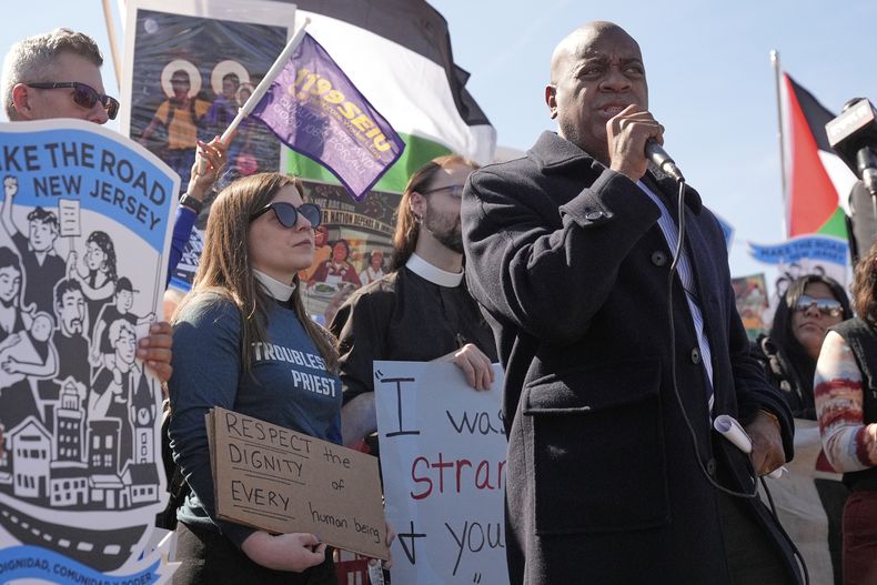 El alcalde de Newark y candidato a gobernador, Ras Baraka, habla durante una protesta frente a Delaney Hall, el sitio propuesto para un centro de detención de inmigrantes, en Newark, Nueva Jersey, el martes 11 de marzo de 2025. (AP Foto/Seth Wenig)