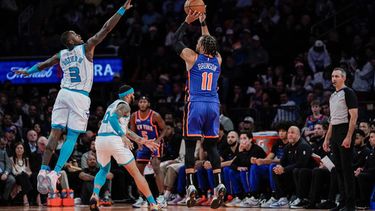 El escolta de los Knicks de Nueva York, Jalen Brunson (11), dispara a la canasta ante la defensa del escolta de los Hornets de Charlotte, Terry Rozier, durante la segunda mitad de un partido de baloncesto de la NBA en Nueva York, el martes 28 de noviembre de 2023. (Foto AP/Peter K. Afriyie)
