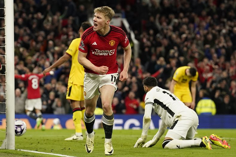 Rasmus Hojlund, del Manchester United, festeja tras anotar el cuarto gol de su equipo ante el Sheffield, el miércoles 24 de abril de 2024, en un partido de la Liga Premier inglesa (AP Foto/Dave Thompson)