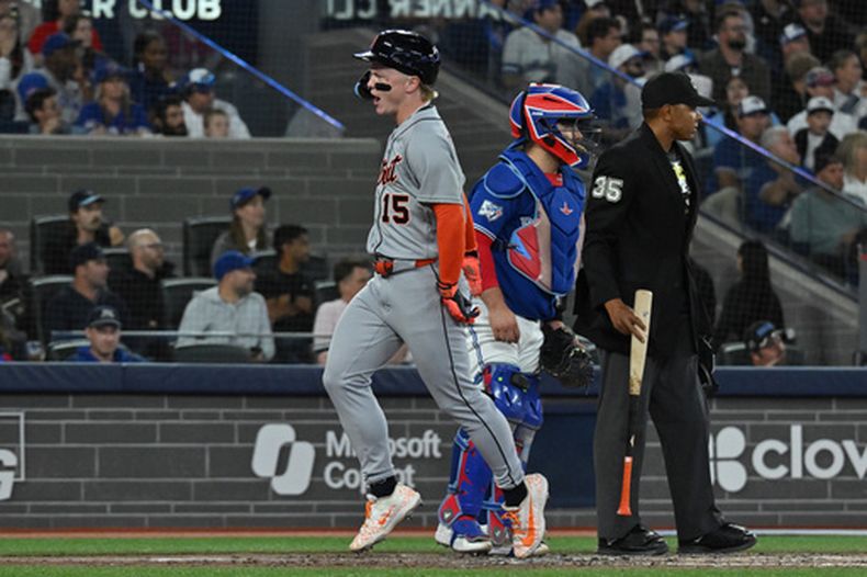 El pelotero de los Tigres de Detroit, Max Clark (15), anota tras un doblete de su compañero de los Tigres de Detroit, Spencer Torkelson, durante la séptima entrada de un partido de béisbol en Toronto, el lunes 14 de septiembre de 2026. (Jon Blacker/The Canadian Press vía AP)