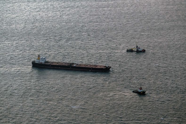 El buque petrolero Eventin se encuentra frente a la costa de la isla Rügen, Alemania, el viernes 10 de enero de 2025. (Stefan Sauer/dpa via AP)