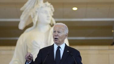 El presidente Joe Biden habla en la ceremonia anual de los Días del Recuerdo del Museo Conmemorativo del Holocausto de Estados Unidos en el Capitolio, el martes 7 de mayo de 2024 en Washington. (AP Foto/Evan Vucci)
