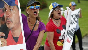 Exiliados venezolanos acosan a funcionarios en el extranjero