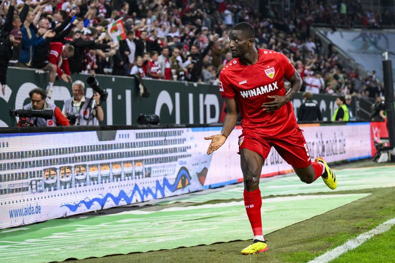 El delantero del VfB Stuttgart Serhou Guirassy celebra su anotación durante el partido de la Liga de Alemania ante el FC Augsburgo en el WWK-Arena, en Augsburgo, Alemania, el viernes 10 de mayo de 2024. (Tom Weller/dpa via AP)