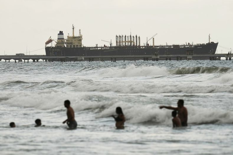 ARCHIVO – El buque petrolero Evana atraca en el puerto El Palito en Puerto Cabello, Venezuela, el 21 de diciembre de 2025. El Ejército estadounidense afirma que sus fuerzas abordaron otro petrolero en el mar Caribe. El Olina es el quinto buque petrolero incautado por fuerzas estadounidenses. (AP Foto/Matias Delacroix, Archivo)