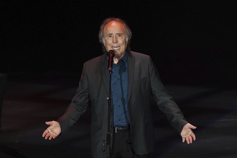 El cantautor español Joan Manuel Serrat durante su concierto de la gira El vicio de cantar. Serrat 1965-2022 en el Auditorio Nacional de la Ciudad de México el 18 de mayo de 2022. El músico y cantautor Joan Manuel Serrat ganó el miércoles el Premio Princesa de Asturias de las Arte. (Foto AP/Marco Ugarte, Archivo)