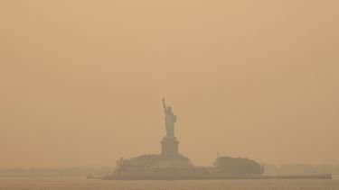 La Estatua de la Libertad en medio de un cielo brumoso, el miércoles 7 de junio de 2023, desde Staten Island, Nueva York. (AP Foto/Yuki Iwamura)