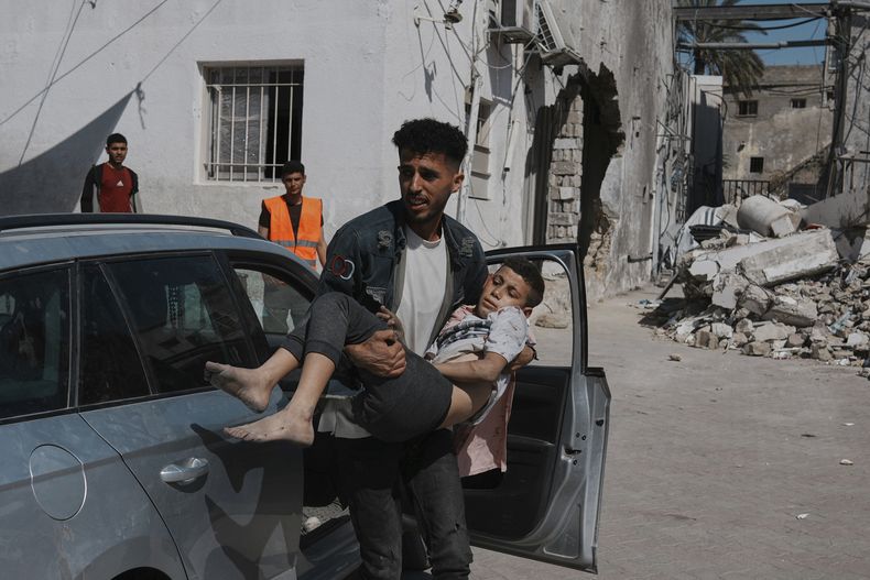 Un niño palestino que resultó herido en un ataque aéreo israelí es llevado a un hospital, el viernes 30 de mayo de 2025, en Ciudad de Gaza. (AP Foto/Jehad Alshrafi)