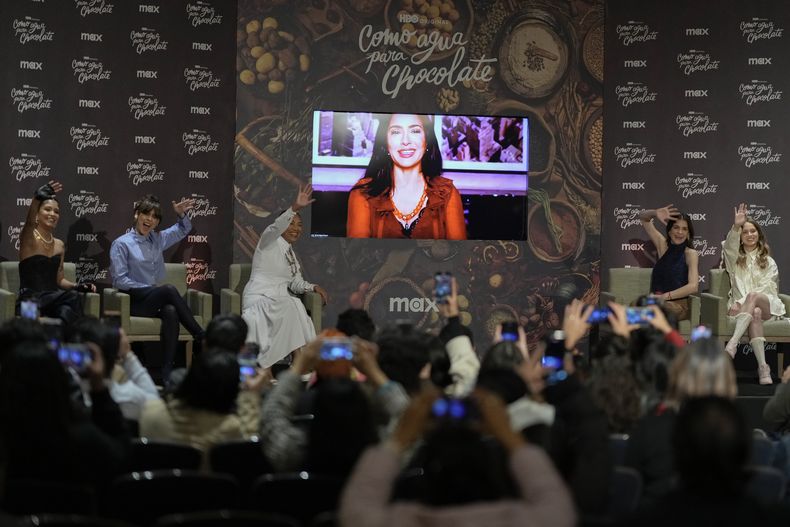 Las actrices mexicanas, de izquierda a derecha, Andrea Chaparro, Ángeles Cruz, Azul Guaita, Irene Azuela, Ana Valeria Becerril y la productora Salma Hayek, en vivo en la pantalla, participan en una conferencia de prensa de su serie MAX, Como agua para chocolate, en la Ciudad de México el martes, 29 de octubre de 2024. (Foto AP/Eduardo Verdugo)