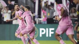 El argentino Lionel Messi, del Inter Miami, festeja un tanto con Jordi Alba, en la vuelta de los cuartos de final de la Copa de Campeones de la Concacaf ante Los Angeles FC, el miércoles 9 de abril de 2025, en Fort Lauderdale (AP Foto/Jim Rassol)