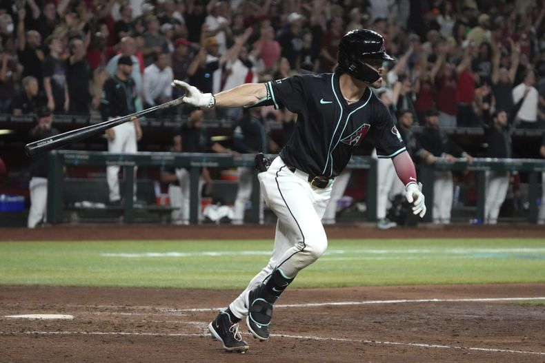 Corbin Carroll, de los Diamondbacks de Arizona, conecta un grand slam en el juego ante los Mets de Nueva York, el miércoles 28 de agosto de 2024 (AP foto/Rick Scuteri)