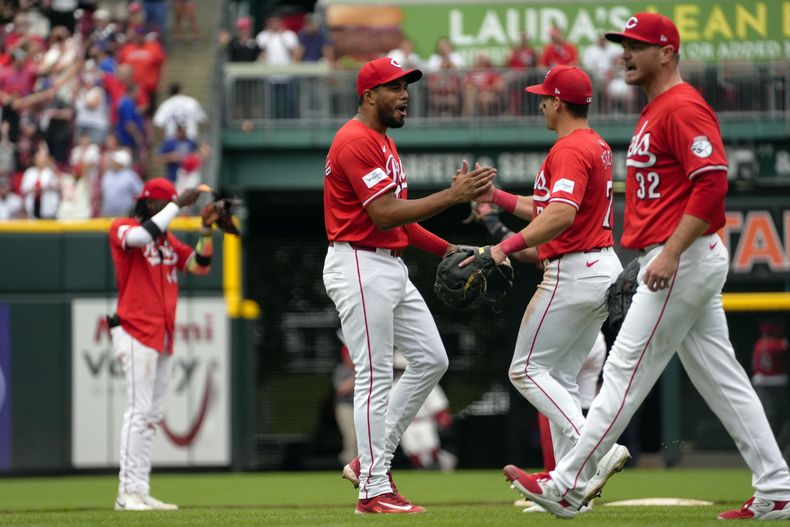 Jeimer Candelario de los Rojos de Cincinnati celebra con Spencer Steer la victoria de su equipo ante los Cachorros de Chicago en el juego del sábado 8 de junio del 2024. (AP Foto/Joshua A. Bickel)