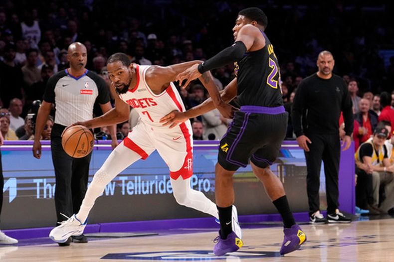 El delantero de los Rockets de Houston, Kevin Durant (izquierda), avanza frente al delantero de los Lakers de Los Ángeles, Rui Hachimura, durante la primera mitad del segundo juego de una serie de primera ronda de los playoffs de la NBA, el martes 21 de abril de 2026, en Los Ángeles. (AP Foto/Mark J. Terrill)