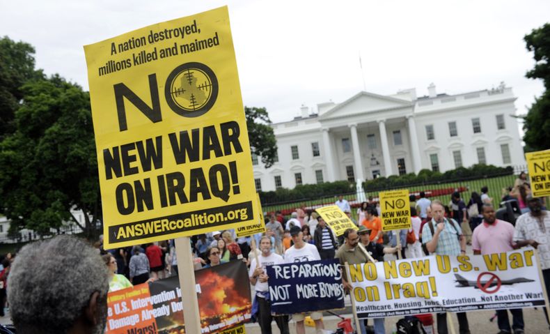 Manifestantes protestan contra una nuva misi&oacute;n militar de Estados Unidos en Irak, durante una movilizaci&oacute;n frente a la Casa Blanca en Washington, el s&aacute;bado 21 de junio de 2014. (AP Foto/Susan Walsh)